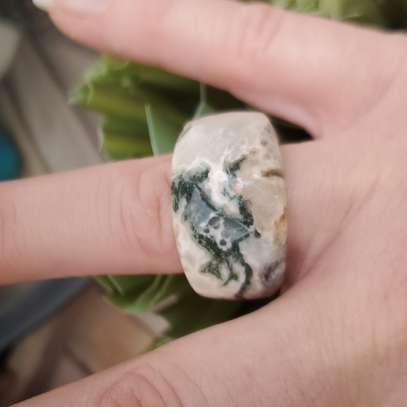 New Carved Faceted Natural Moss Agate Ring. - Picture 13 of 16